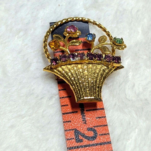 Vintage 60's Elegant Goldtone Floral Basket Brooche with Rhinestone Accents - Picture 3 of 7